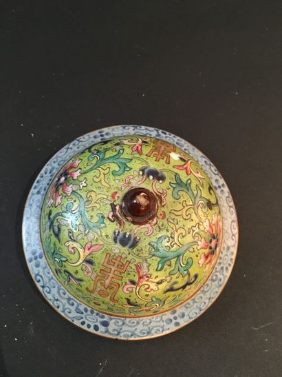  Vase couvert en porcelaine à fond vert citron et décor famille rose 
Chine, début...