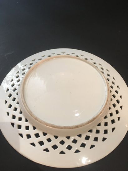 null Assiette en porcelaine bleu blanc

Chine, XVIIIe siècle

La bordure ajourée...