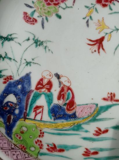  Assiette en porcelaine famille rose 
Chine, XVIIIe siècle 
À décor d'un couple dans...