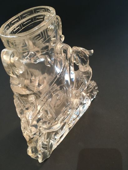 null Vase en cristal de roche

Chine, XXe siècle

Le vase balustre reposant sur une...