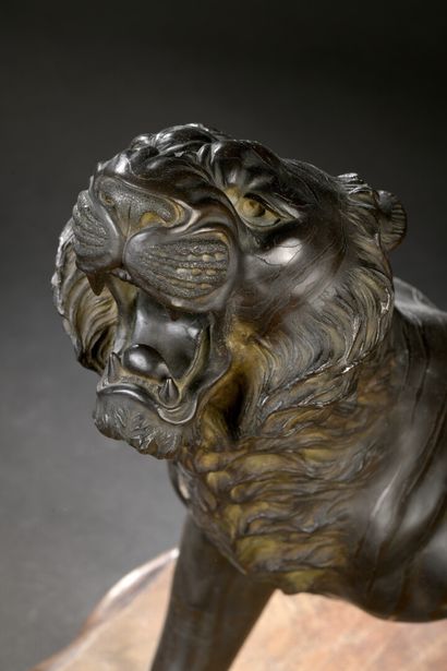 null Grand tigre en bronze

Japon, première moitié du XXe siècle

Représenté en marche,...