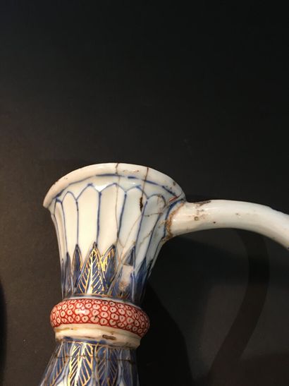 null Aiguière couverte en porcelaine Imari

Chine, XVIIIe siècle

La panse piriforme...