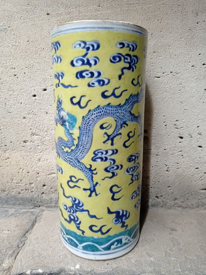 null Vase en porcelaine bleu blanc et vert sur fond jaune

Chine, XXe siècle

Cylindrique,...