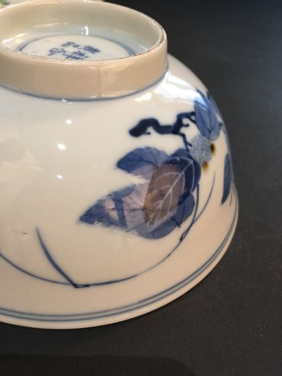 null Trois bols et deux coupelles en porcelaine polychrome, Canton et bleu blanc

Chine,...