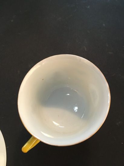 null Paire de tasses et soutasses et une assiette en porcelaine

Chine, XXe siècle

À...