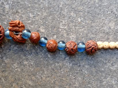  Rosaire en noyaux, pierre dure et ivoire 
Chine, début du XXe siècle 
Les perles...