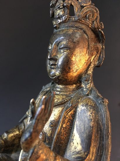  Statuette de bodhisattva en bronze doré 
Chine, dynastie Ming, XVIIe siècle 
Représenté...