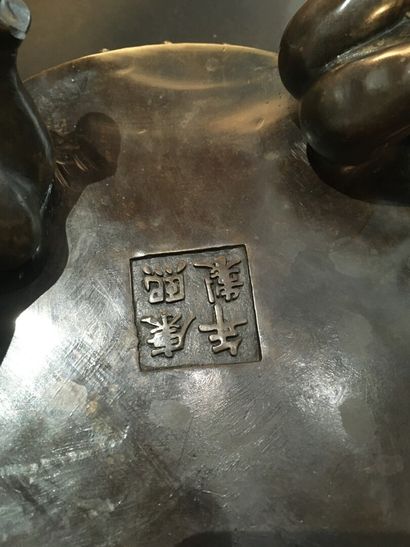 null Brûle-parfum tripode en bronze

Chine, XXe siècle

La panse bombée en forme...