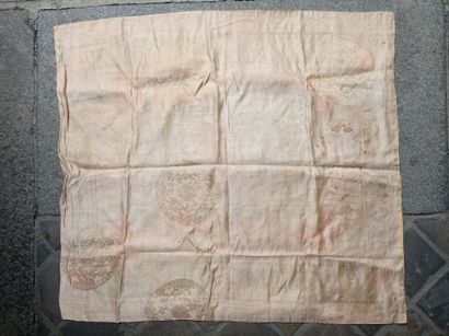  Dessus de coussin en soie jaune pâle brodée Chine, XIXe siècle 
Rectangulaire, à...