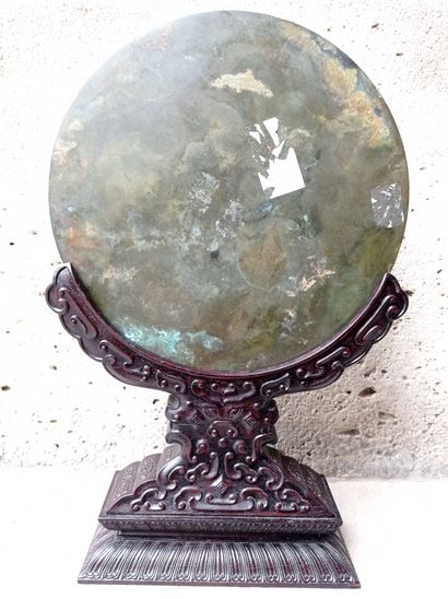 null Miroir en bronze et son socle en Zitan ( ?)

Chine, XXe siècle

Le miroir circulaire...