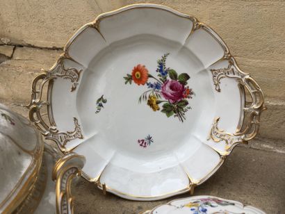 null 
NYMPHENBOURG, XIXe siècle




Partie de service en porcelaine à décor polychrome...