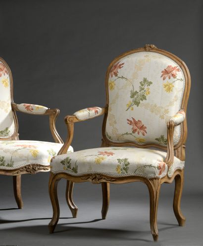 null Paire de fauteuils en bois mouluré et sculpté d'époque Louis XV

À dossier plat,...