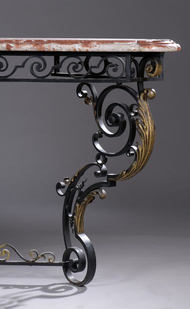 null Pair of Louis XV style wrought iron consoles

Decorated with foliage and volutes.

Breche...