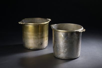 null A pair of plated metal bottle buckets, 18th century

H. 11 D. 11,5 and 12 c...