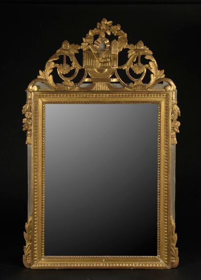 null A Louis XVI period molded, carved and gilded wood mirror

Decorated with a birdcage...