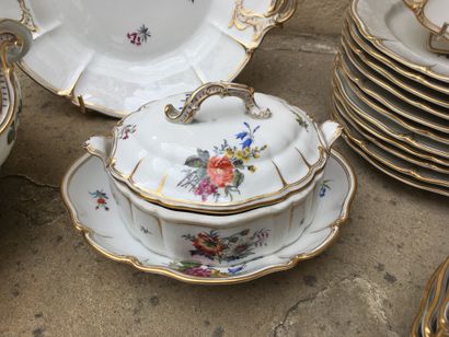 null 
NYMPHENBOURG, XIXe siècle




Partie de service en porcelaine à décor polychrome...