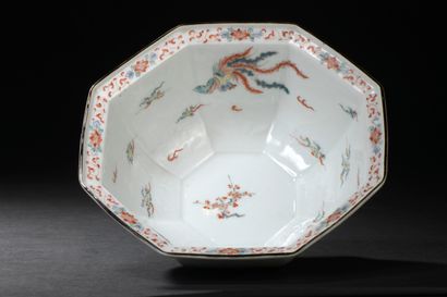 null JAPON, XIXe siècle

Bol octogonal en porcelaine à décor en relief de lotus et...