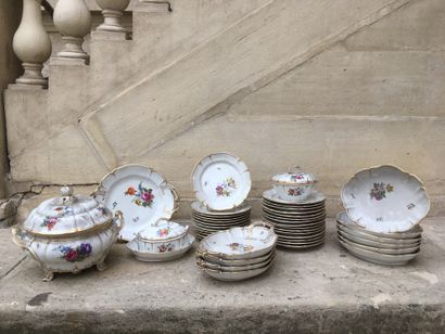 null 
NYMPHENBOURG, XIXe siècle




Partie de service en porcelaine à décor polychrome...