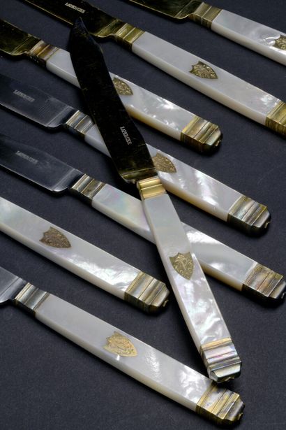 null Set of eight fruit knives, mother-of-pearl handles, silver blades, Minerve hallmark,...