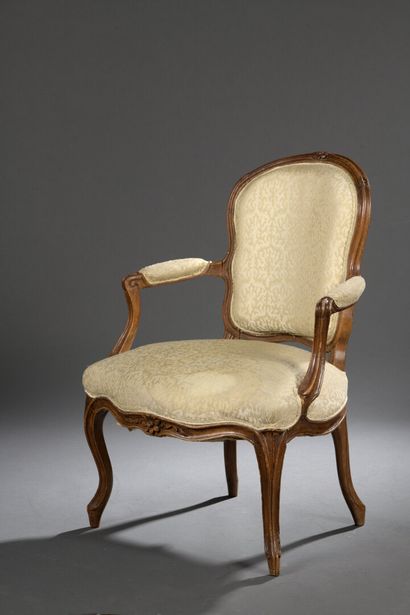 null 
Fauteuil cabriolet en bois mouluré et sculpté estampillé P.BERNARD d'époque...