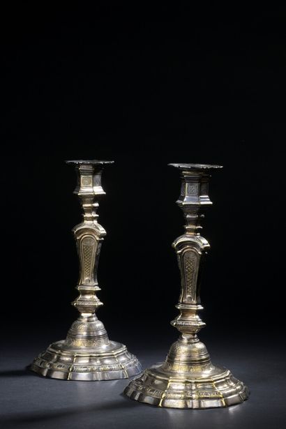 null Paire de flambeaux en métal plaqué d'argent

d'époque Louis XV

À fût balustre...