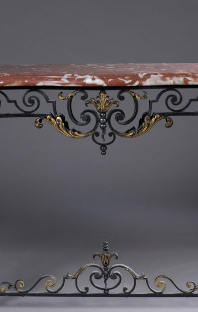null Pair of Louis XV style wrought iron consoles

Decorated with foliage and volutes.

Breche...