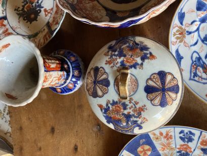 null CHINE, XIXe siècle

Cinq assiettes en porcelaine dans le style Imari à décor...