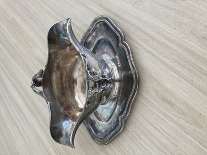 null Saucière ovale en métal argenté, style Louis XV vers 1900

À deux anses ornées...