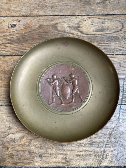 null Ferdinand LEVILLAIN (1837-1905)

Coupe en bronze à décor d'un médaillon représentant...