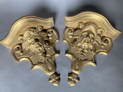 null Paire de supports d'appliques dans le goût Louis XIV en bois sculpté et doré...