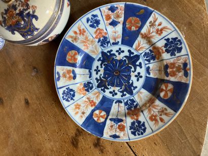 null CHINE, XIXe siècle

Cinq assiettes en porcelaine dans le style Imari à décor...