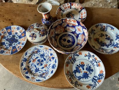 null CHINE, XIXe siècle

Cinq assiettes en porcelaine dans le style Imari à décor...