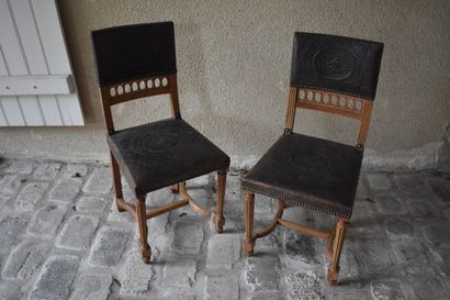 null Huit chaises dans le goût espagnol, XXe siècle

Assise en cuir gaufré, reposant...