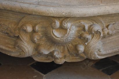  Importante cheminée en pierre calcaire moulurée et sculptée, XVIIIe siècle 
A riche...