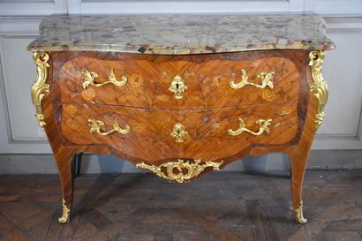 null Commode en placage de bois de rose et de palissandre de style Louis XV, XXe...