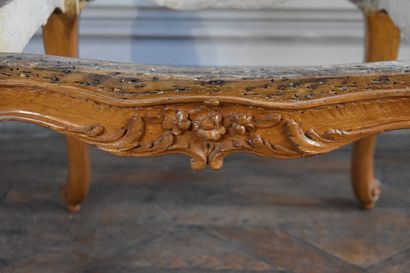 null Chaise en bois naturel mouluré et sculpté d'époque Louis XV

A décor de feuillage...