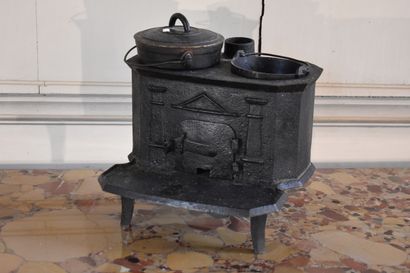 null Cuisinière de poupée, début du XXe siècle

En fonte de fer

H. 23 L. 21 P. 20...