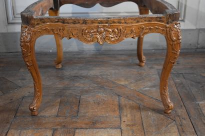 null Chaise en bois naturel mouluré et sculpté d'époque Louis XV

A décor important...