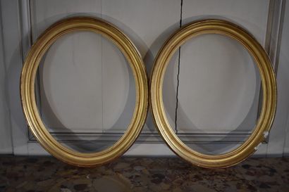 null Paire de cadres ovales en bois mouluré et doré, XIXe siècle

57,5 x 49 cm

48...