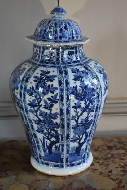 null 
Chine, XIXe siècle




Deux potiches couvertes en porcelaine, de forme balustre....