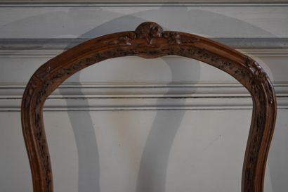 null Chaise en bois naturel mouluré et sculpté, d'époque Louis XV, estampillée E....