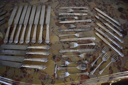 null Douze couteaux et douze couteaux à dessert en métal argenté par Linton

On y...