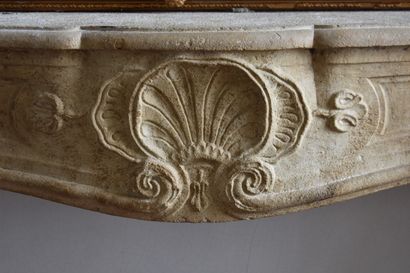 null Cheminée en pierre calcaire moulurée, XVIIIe siècle

A décor d'une coquille

H....