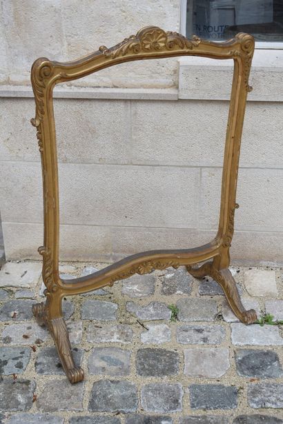 null ÉCRAN en bois doré de style Louis XV

À décor de feuillage et enroulements.

H....