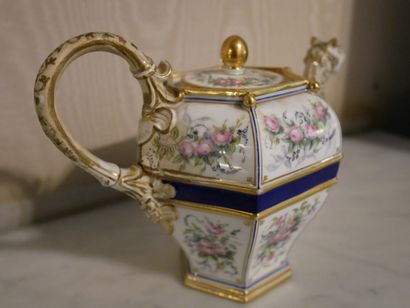 null Rez-de-chaussée 

Sèvres 1848 - Verseuse en porcelaine à pans coupés, à décor...