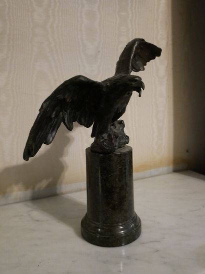  Rez-de-chaussée 
École française du XIXème siècle 
Aigle aux ailes déployées 
Bronze...
