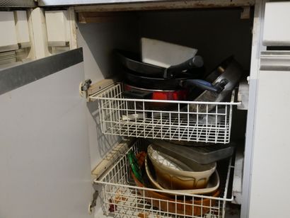 null Rez-de-chaussée 

Dans le mobilier de cuisine : lot de vaisselle et batterie...