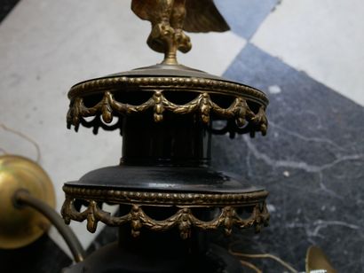  Rez-de-chaussée 
Paire de lanternes en laiton et métal laqué noir, fin XIXe 
A pans...