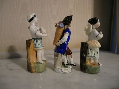 null Rez-de-chaussée 

Trois statuettes en porcelaine polychrome à décor de personnages,...
