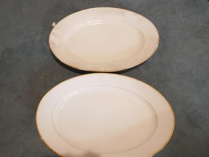  Rez-de-chaussée 
Paire de plats ovales en porcelaine de Paris, milieu XIXe, à filets...